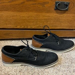 Steve Madden boys size 7 navy denim and brown heel dress shoes.